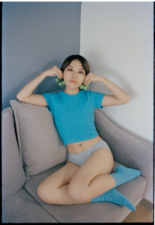 坐在沙发或椅子上的穿着蓝色衬衫的年轻女子