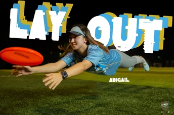 在场地上扔飞盘的年轻人