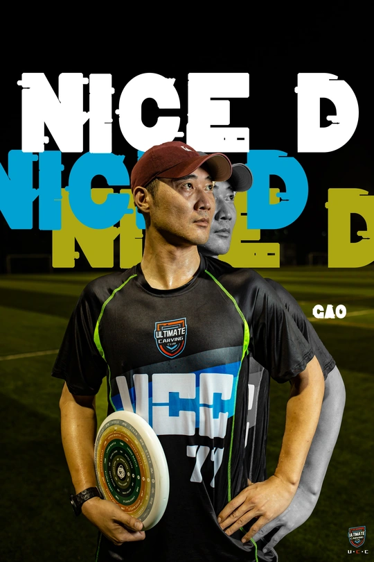 一个手里拿着飞盘的男人站在地上