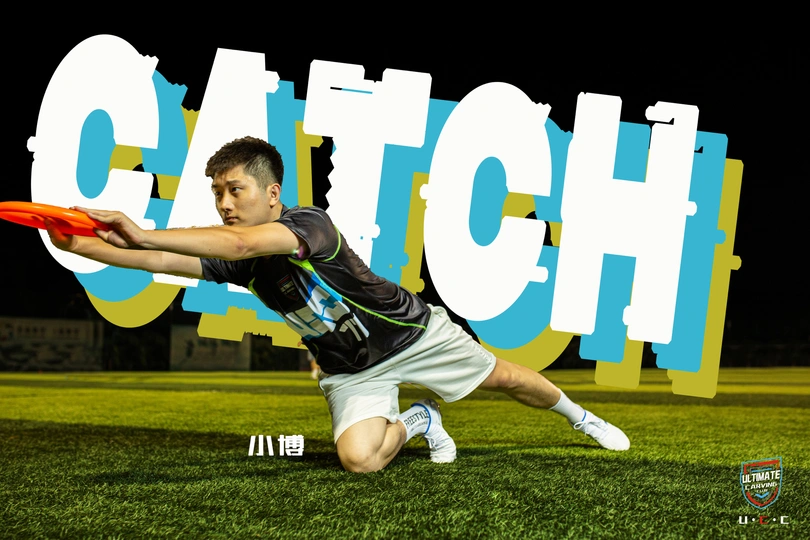 一个人在田里玩飞盘