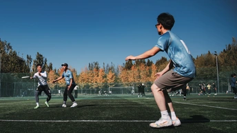 一群年轻男子在玩飞盘游戏。