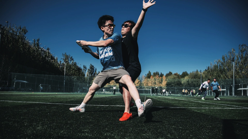 几个年轻男子在玩飞盘游戏。