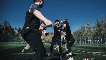 年轻人正在玩飞盘游戏。