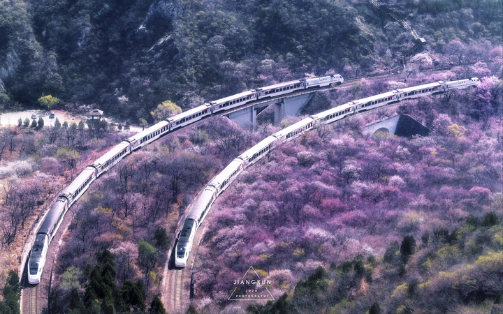 路口，相遇