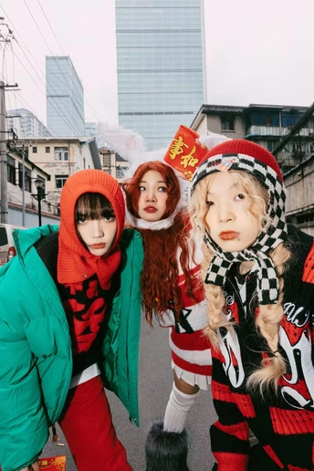 孩子们穿着 costumes 站在街上