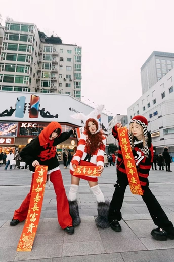 人们穿着 costumes 在城市里跳舞