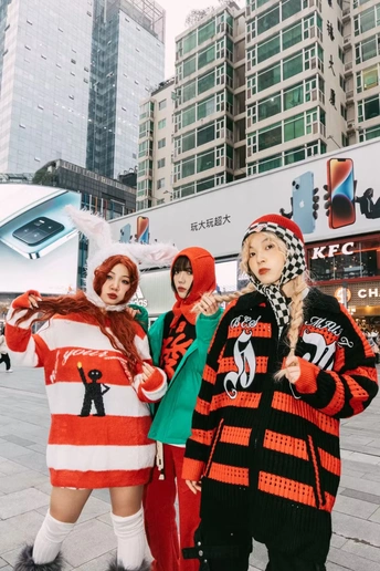 人们穿着 costumes 站在街上