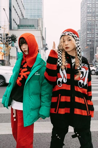 一些年轻人站在人行横道上