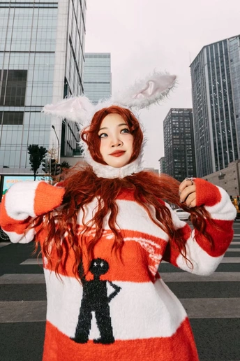 一位穿着服装的女人在城市街道上摆姿势