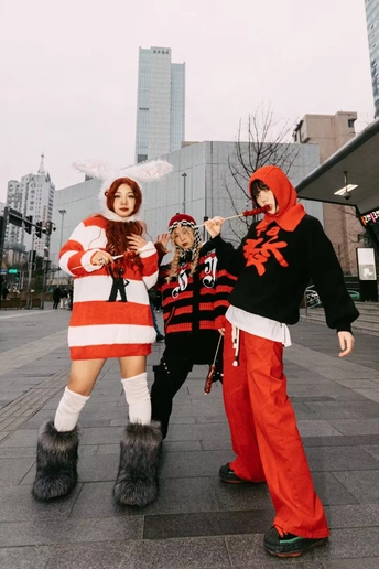 一些人穿着红白相间的服装