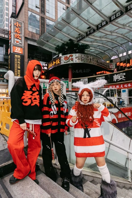 一些穿着costume的孩子们站在一个靠近人的自动扶梯上。