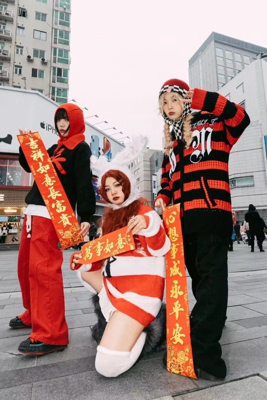 一位男性和一位女性穿着服装站在街上 一位女孩站在附近。