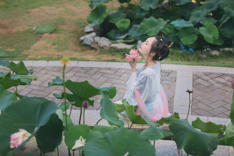 传统园林中的美丽小女孩与池塘中的荷花照片 户外拍摄