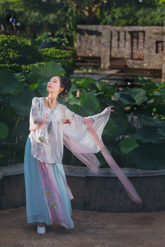 一位穿着和服的传统美女