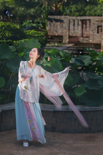 一位穿着和服的传统美女