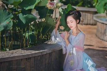 一位穿着日本传统和服并带着花的美丽女人