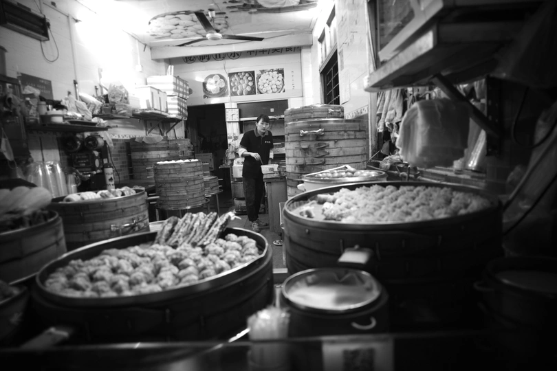 一张黑白照片 展示了一个摆满食物的自助餐。