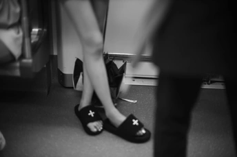 穿黑鞋的人在其他人旁边站着