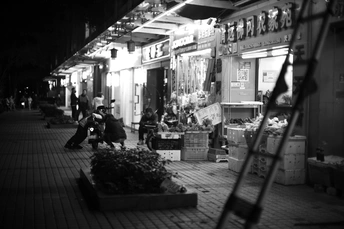 一张黑白照片 人们正在走下街道。