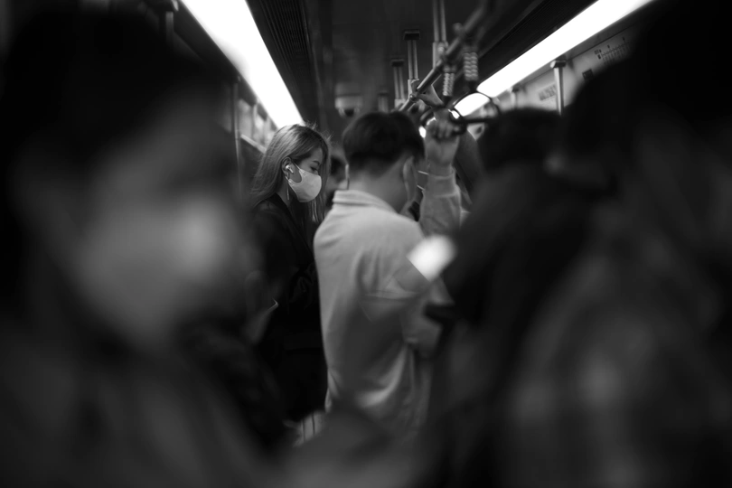 一张黑白照片 人们站在拥挤的地铁上。