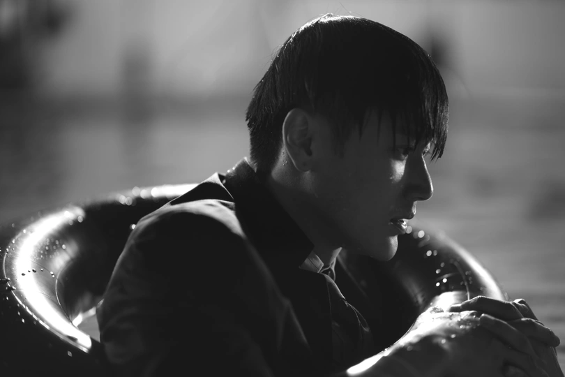 一个年轻人坐在一个碗里