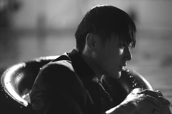 一个年轻人坐在一个碗里