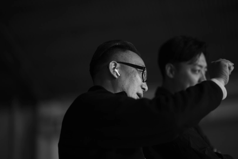 几个男人戴着耳机站在一个房间里