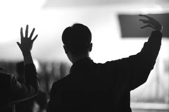 一个人在音乐会上的剪影 背景是人群