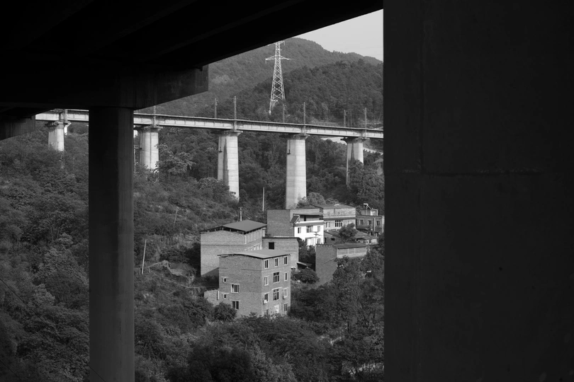 河上的桥上有一栋建筑