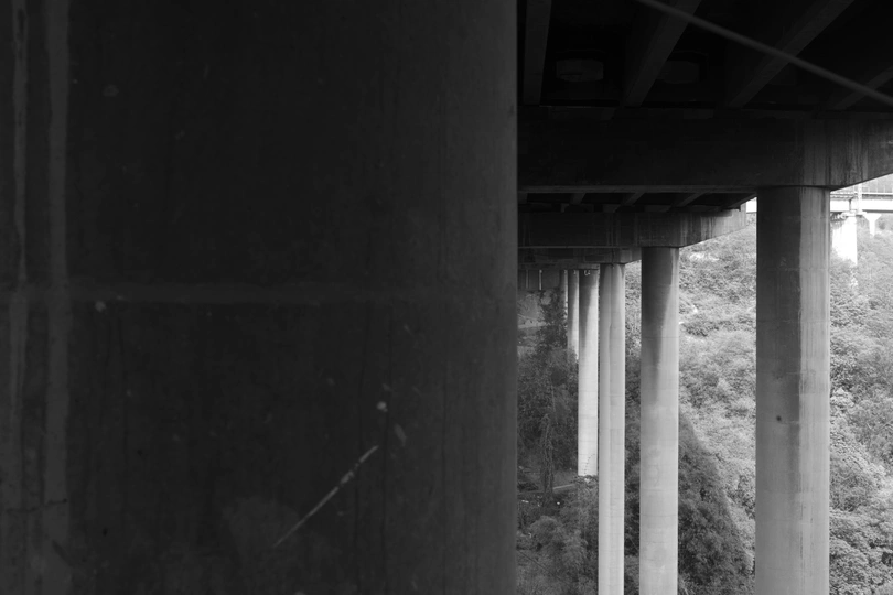 从水下看一座桥