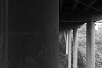 从水下看一座桥