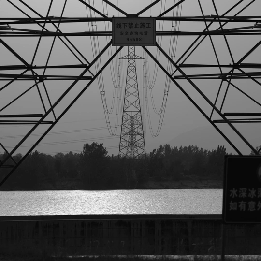 水上桥梁 上方有电力线。
