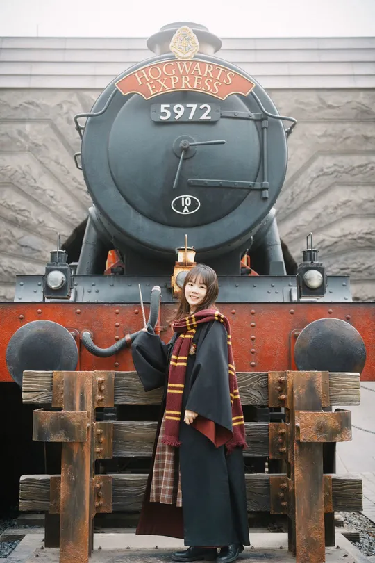 站在火车前面的女人