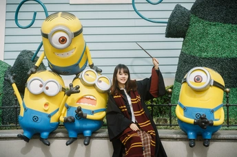 一位站在拍照的人旁边的女人