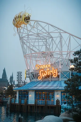 水上楼房上的发光招牌和时钟