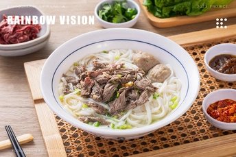 一张木桌 筷子 汤碗 面条碗 肉和蔬菜碗