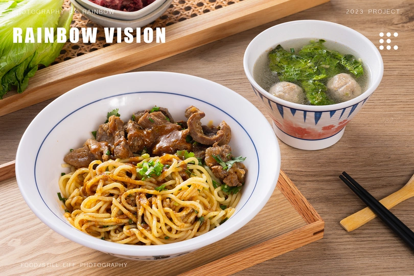 一张木桌上有筷子、一碗面条 里面有肉和蔬菜。