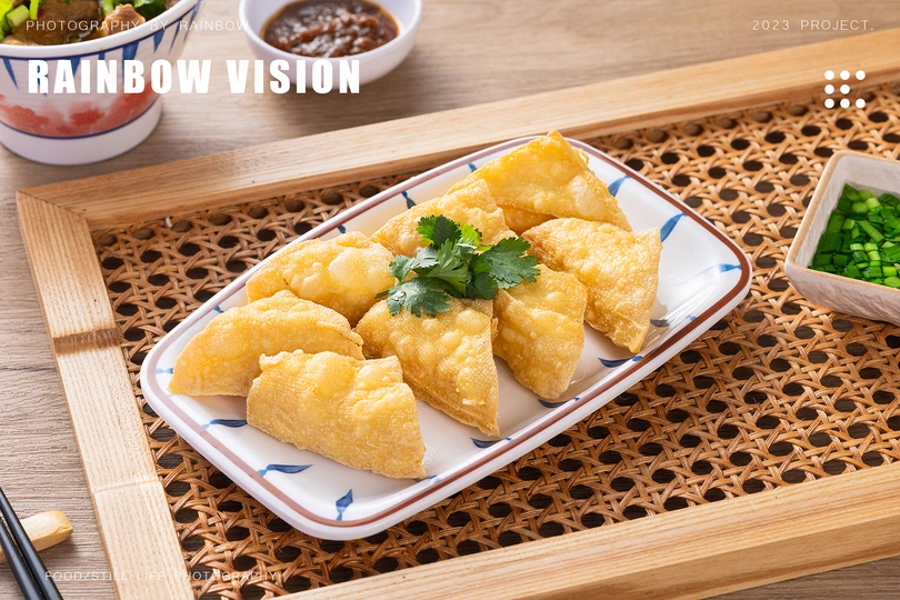 盘中的一道菜和筷子在木托盘上放在桌子上