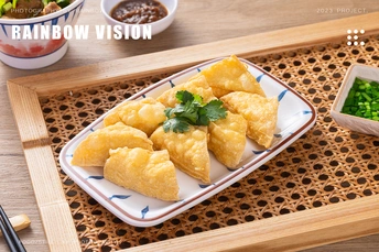 盘中的一道菜和筷子在木托盘上放在桌子上