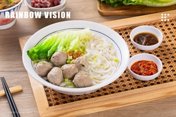 一只木盘 上面有筷子、一碟酱汁、一碟肉类和蔬菜 以及筷子。