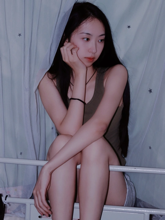 一位年轻女子正坐在床上