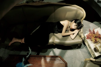 驾驶座上坐着一名年轻女子 后座上躺着一名年轻女孩的汽车模型