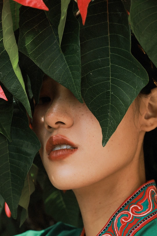 一位年轻女子头戴绿花