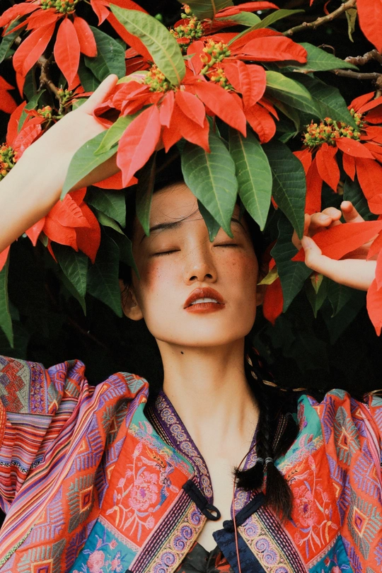 一位女性头戴花