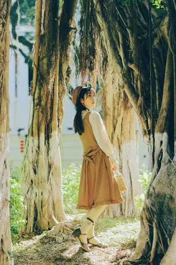 一位站在树木丛中的女人