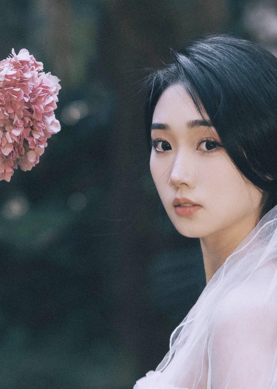 一位头戴粉色花朵的女性肖像