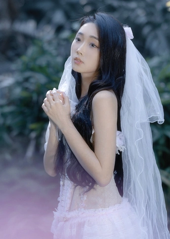 一位美丽的年轻女子穿着白色婚纱和头纱的肖像