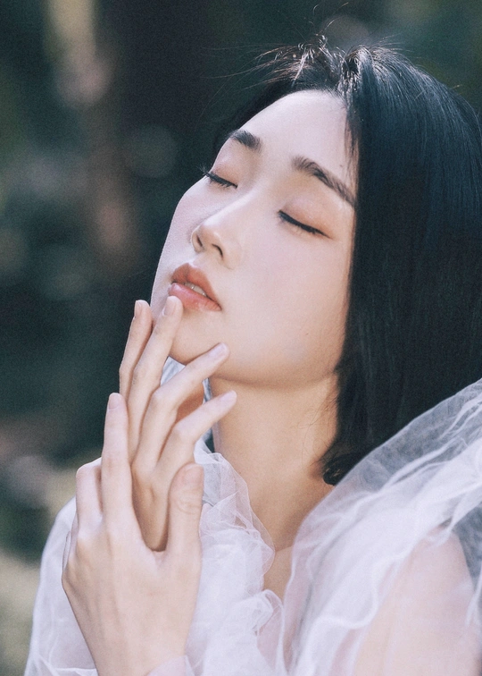 一位年轻女子戴白色面纱的肖像