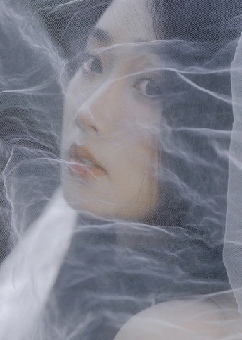 一个戴白色面纱的女子 容貌清晰