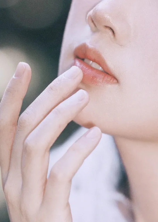 一位女子用手捂住脸的特写